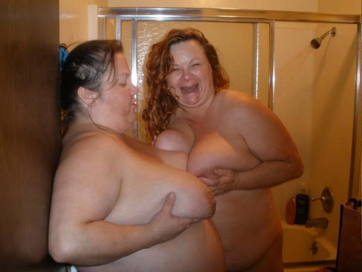 Две толстые голые женщины