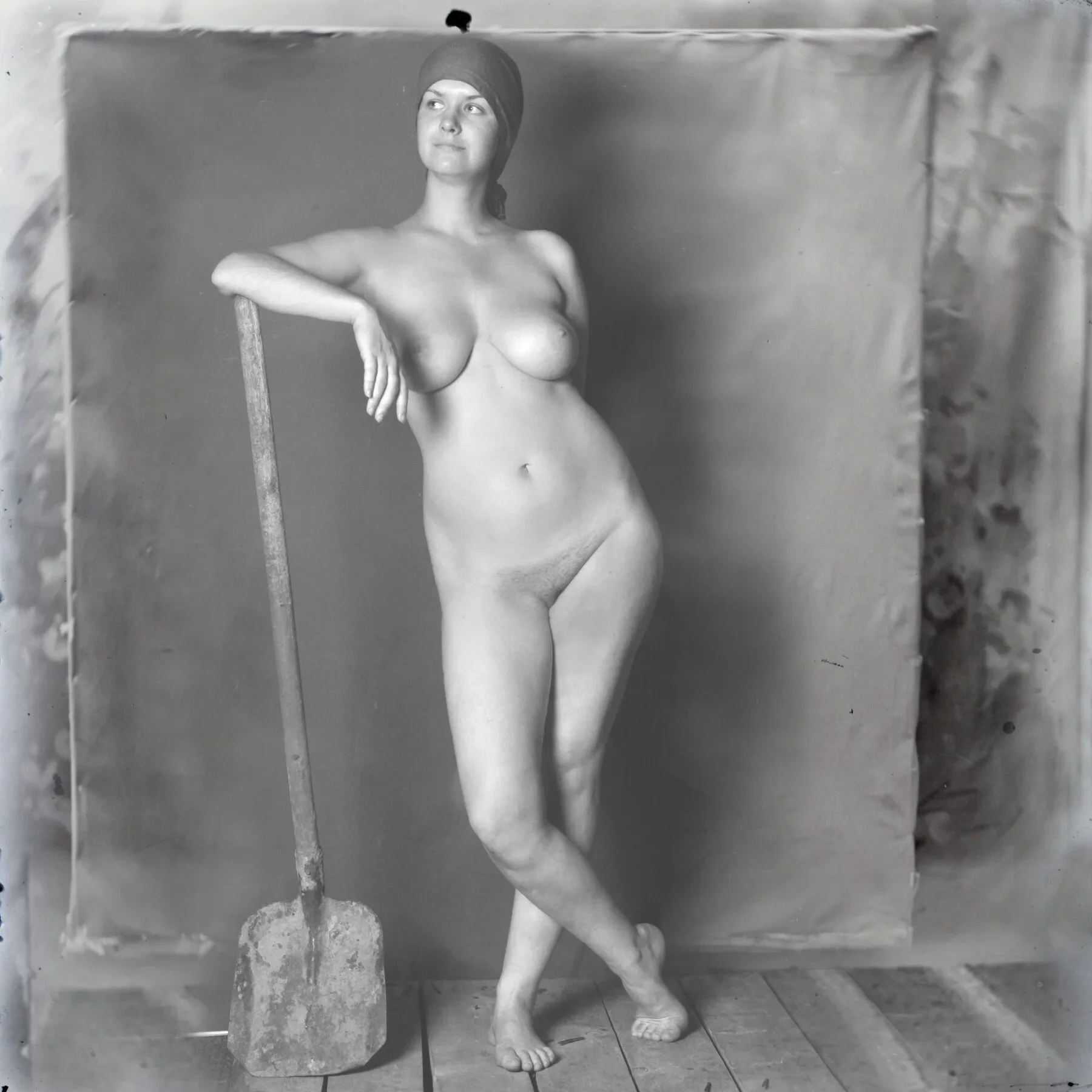 Советская колхозница ню