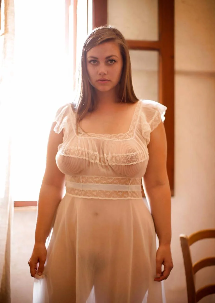 Модель Лилиас Уайт в ночнушке