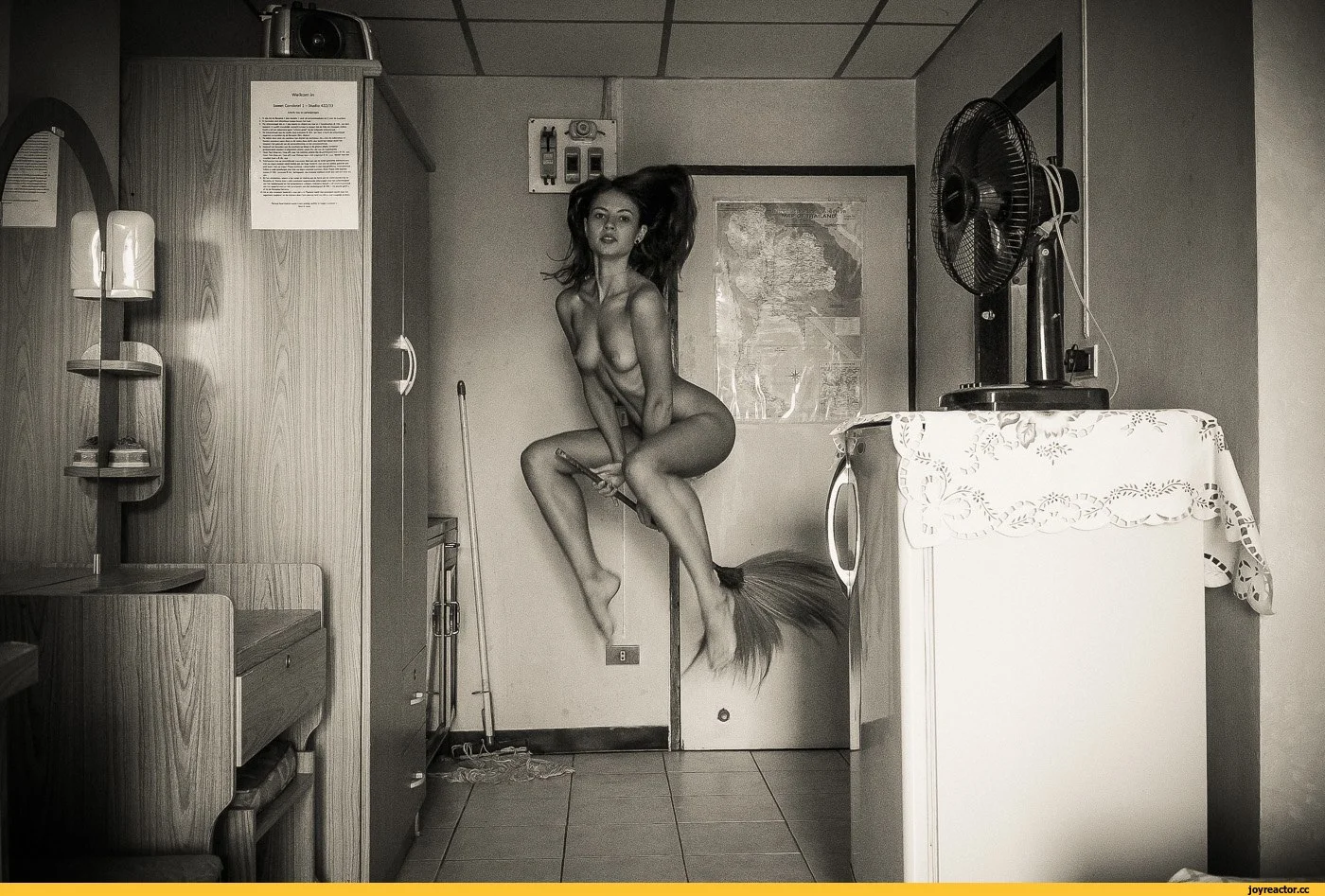 Голая девка в коммуналке