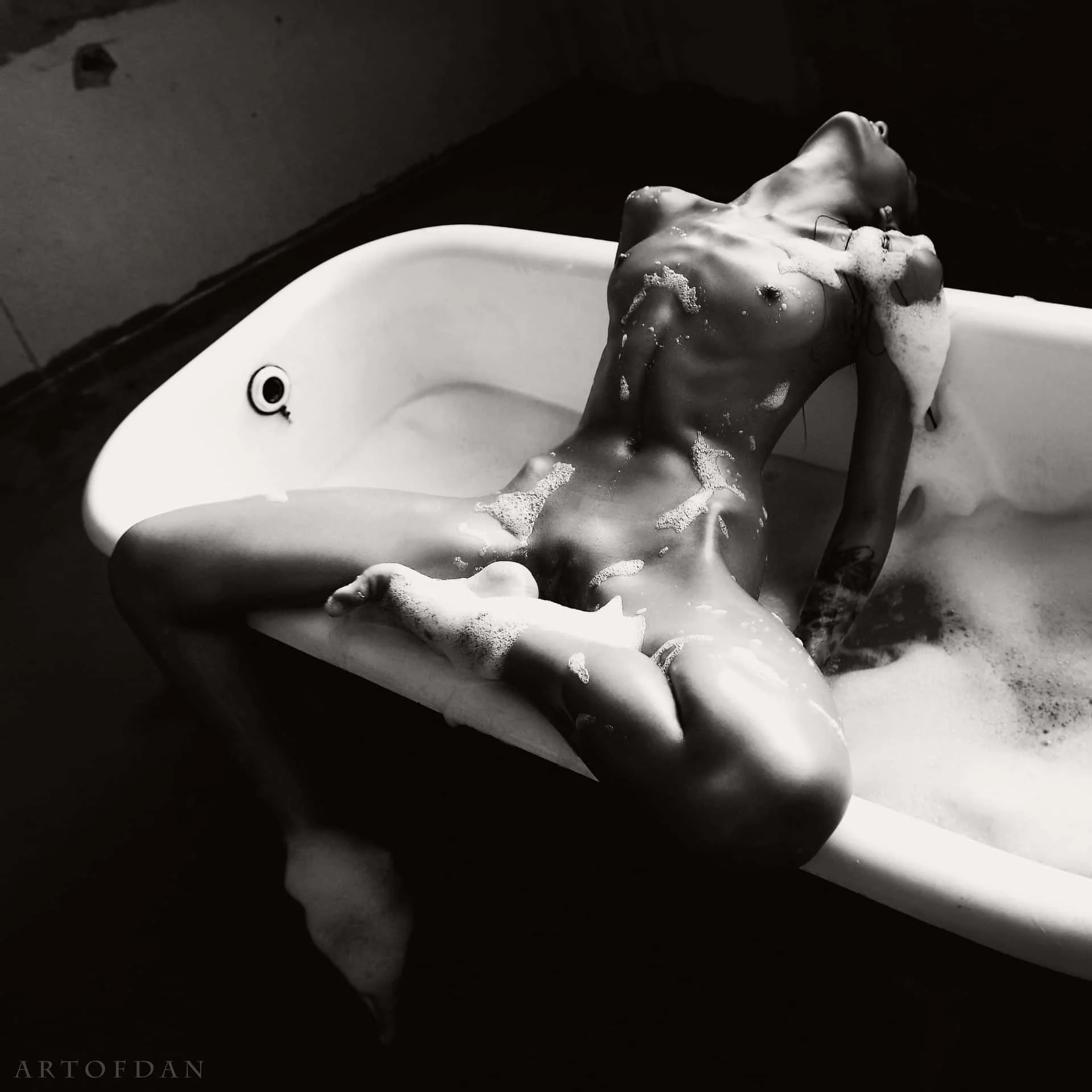 Фотосессия ню в ванной комнате