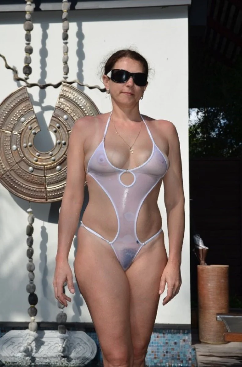 Волосатые женщины в прозрачных купальниках