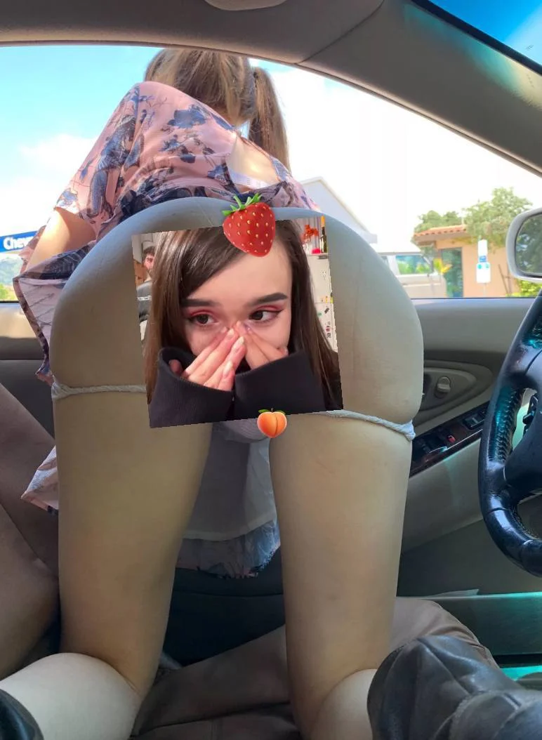 Попки без трусиков в машине