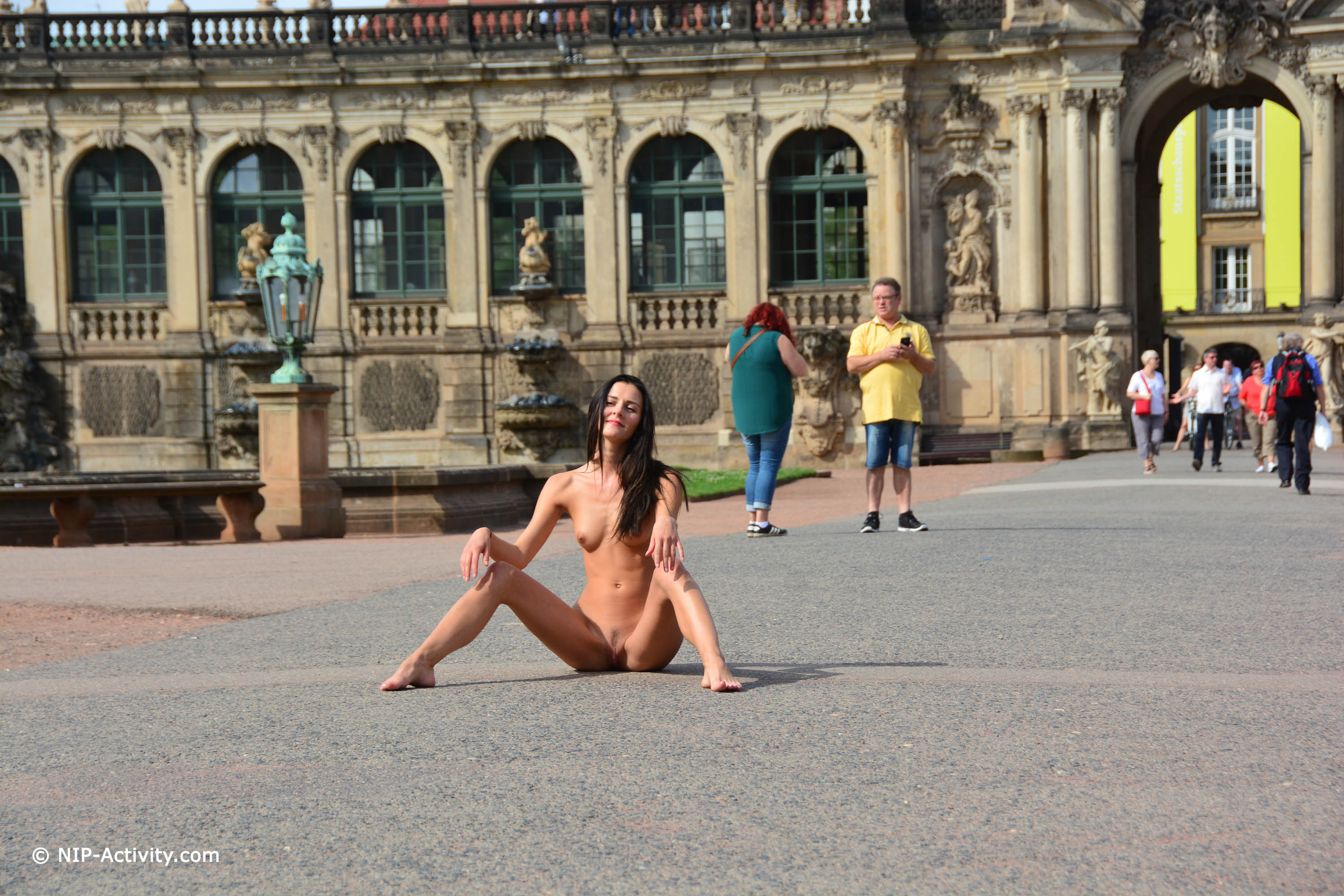 Девушки разделись на красной площади