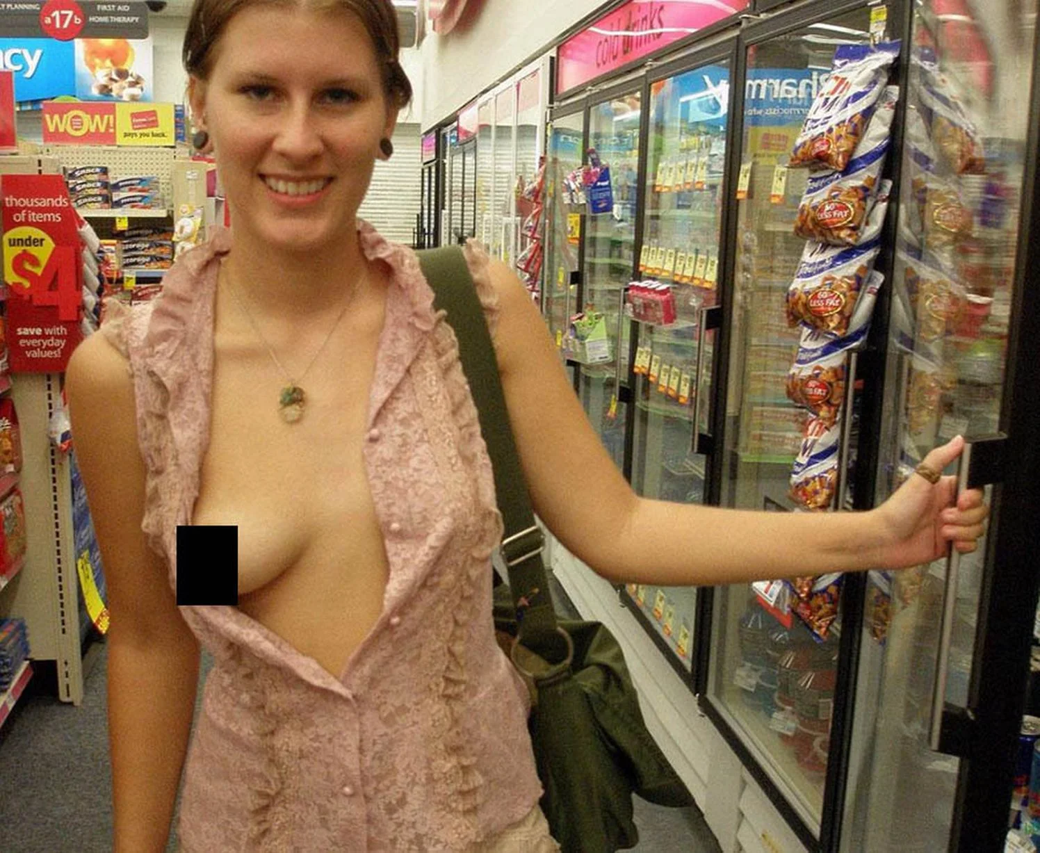 Показала голую грудь в магазине