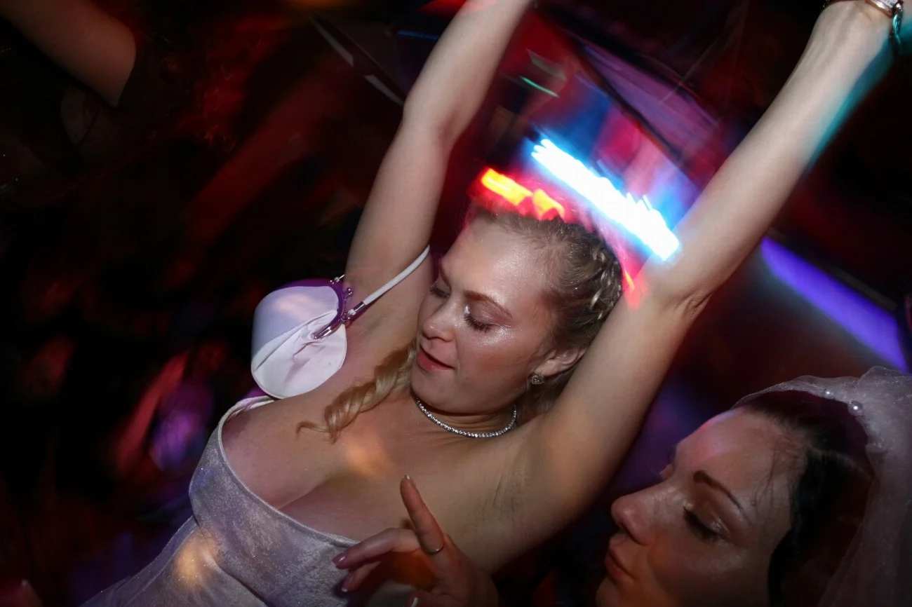 Сиська вывалилась в клубе