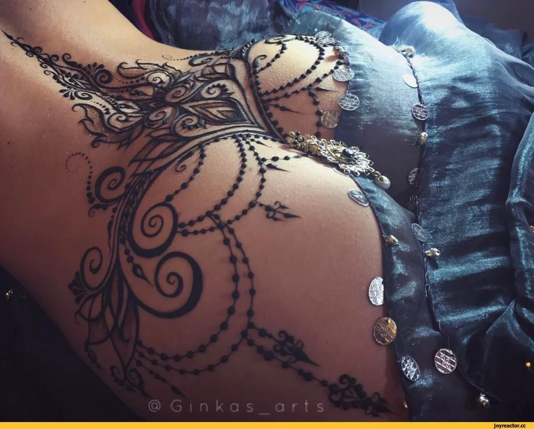 Тату на пояснице и ягодицах