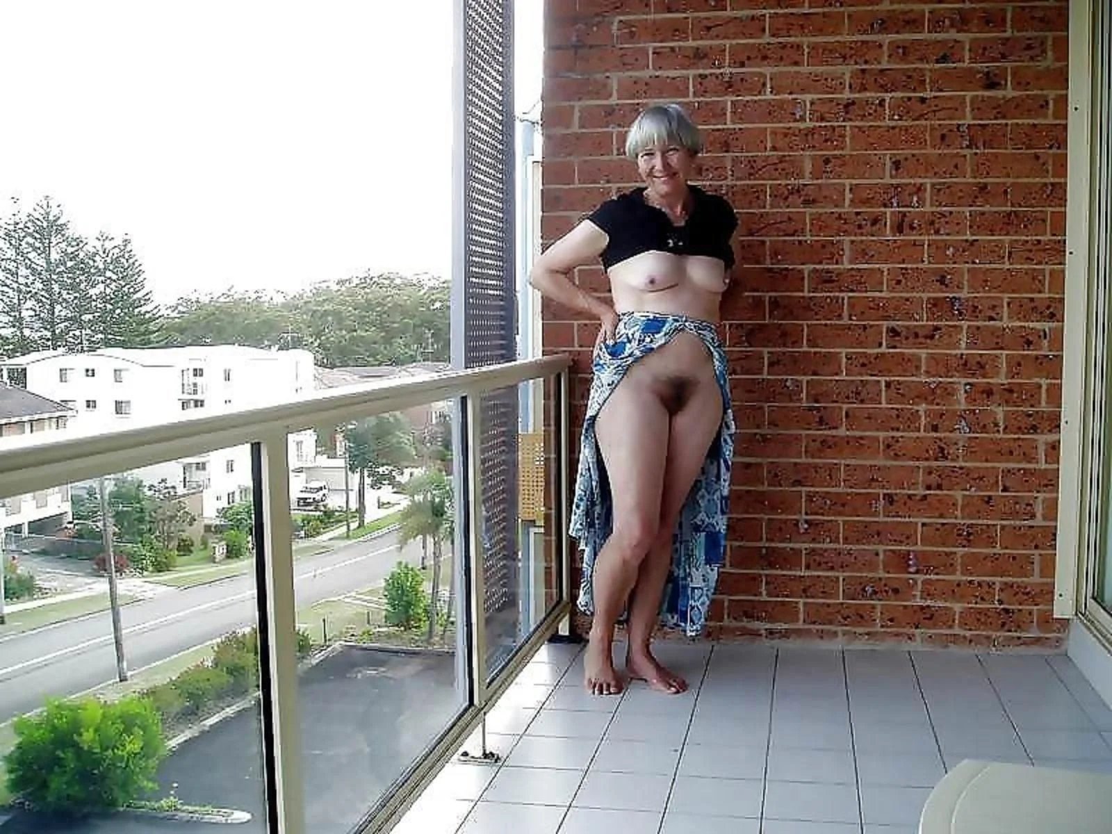 Пожилые голые на балконе