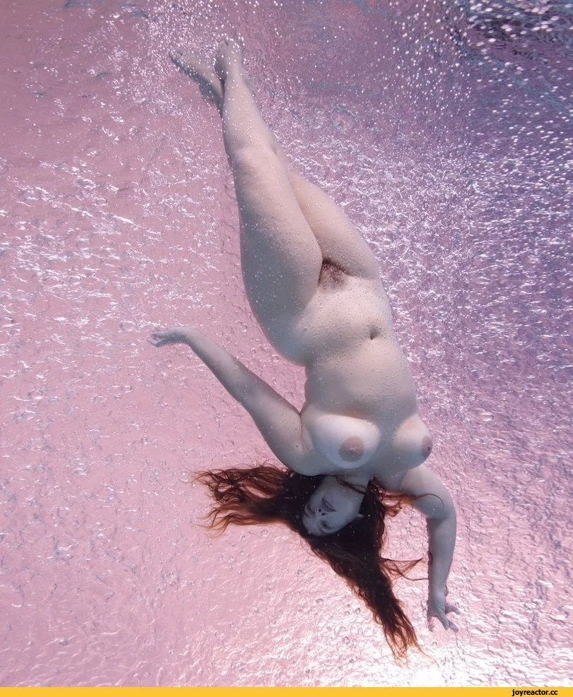 Голые девки прыгают в воду