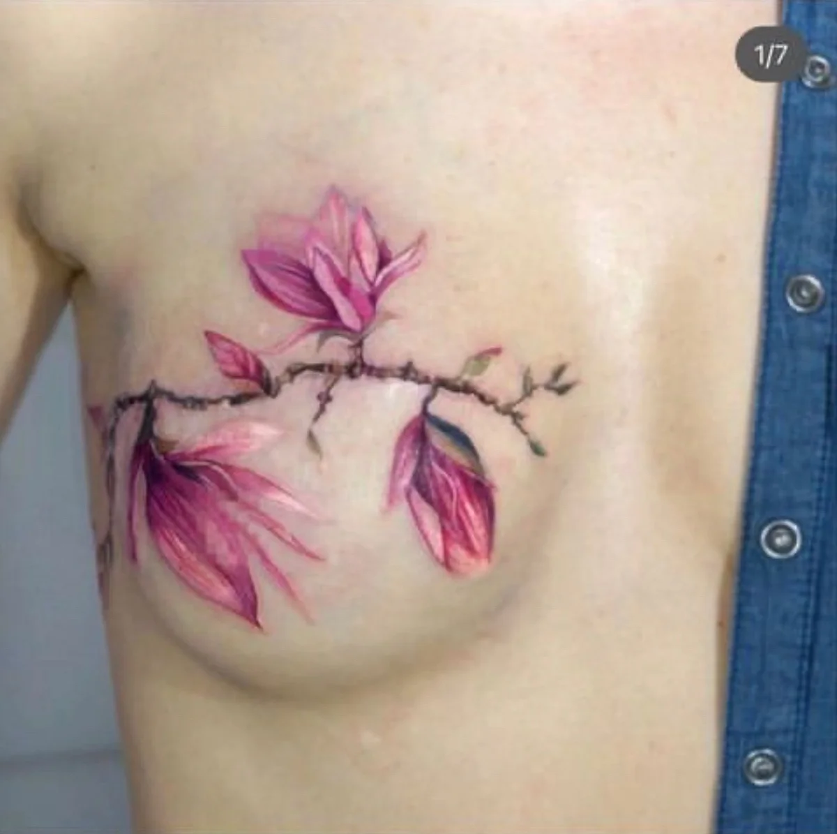 Тату под грудью цветы цветные