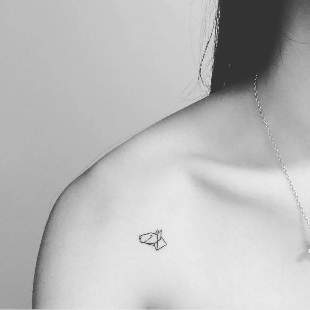 Татуировка на ключице для девушек маленькие