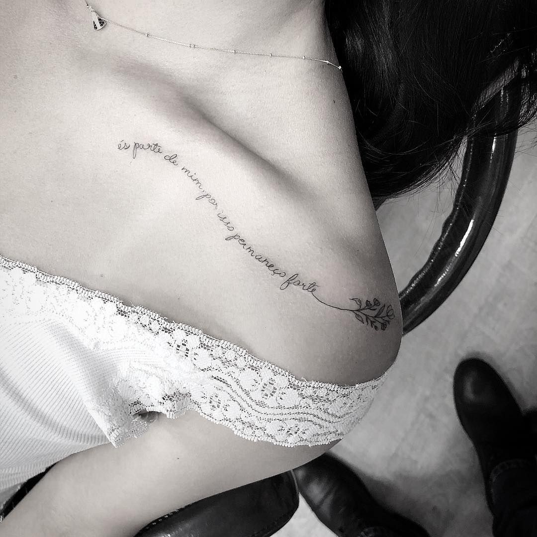 Тату надпись на ключице