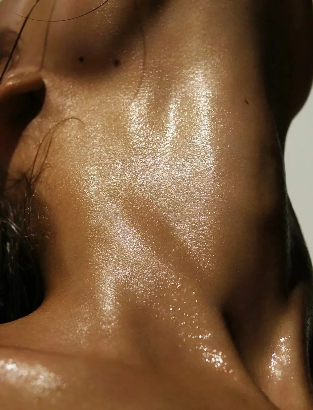 Мокрое тело девушки