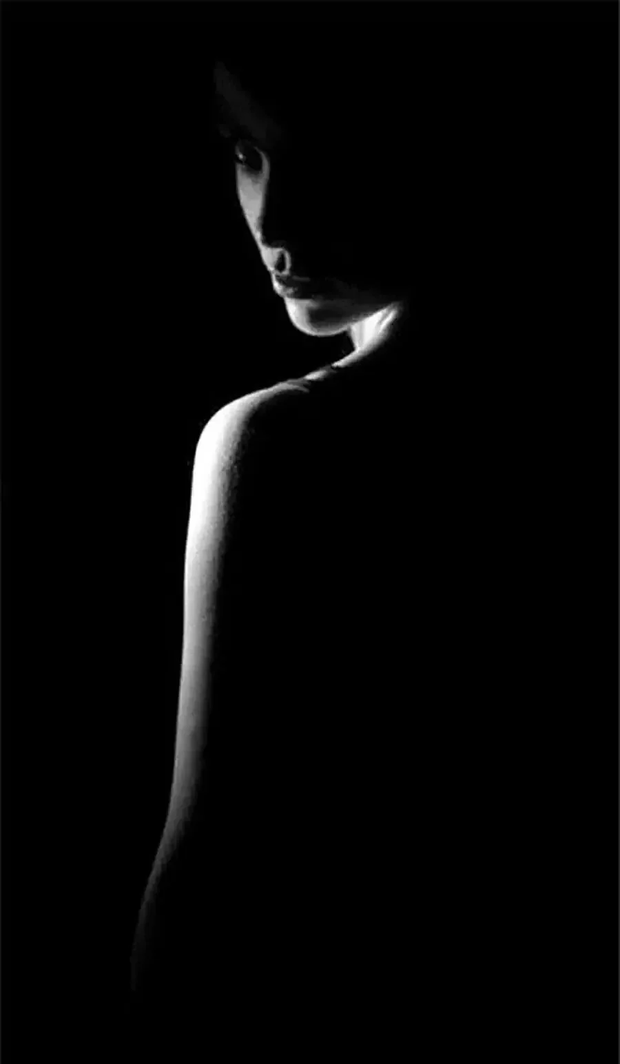 Девушка в темноте