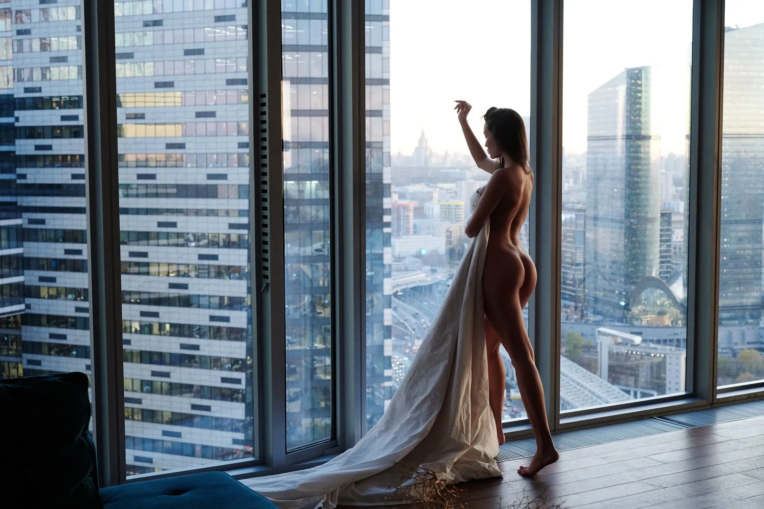 Голая женщина с панорамными окнами