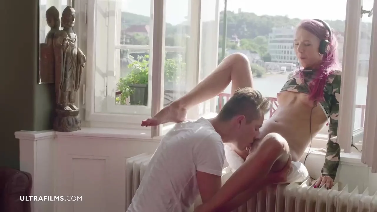 Кунилингус на подоконнике