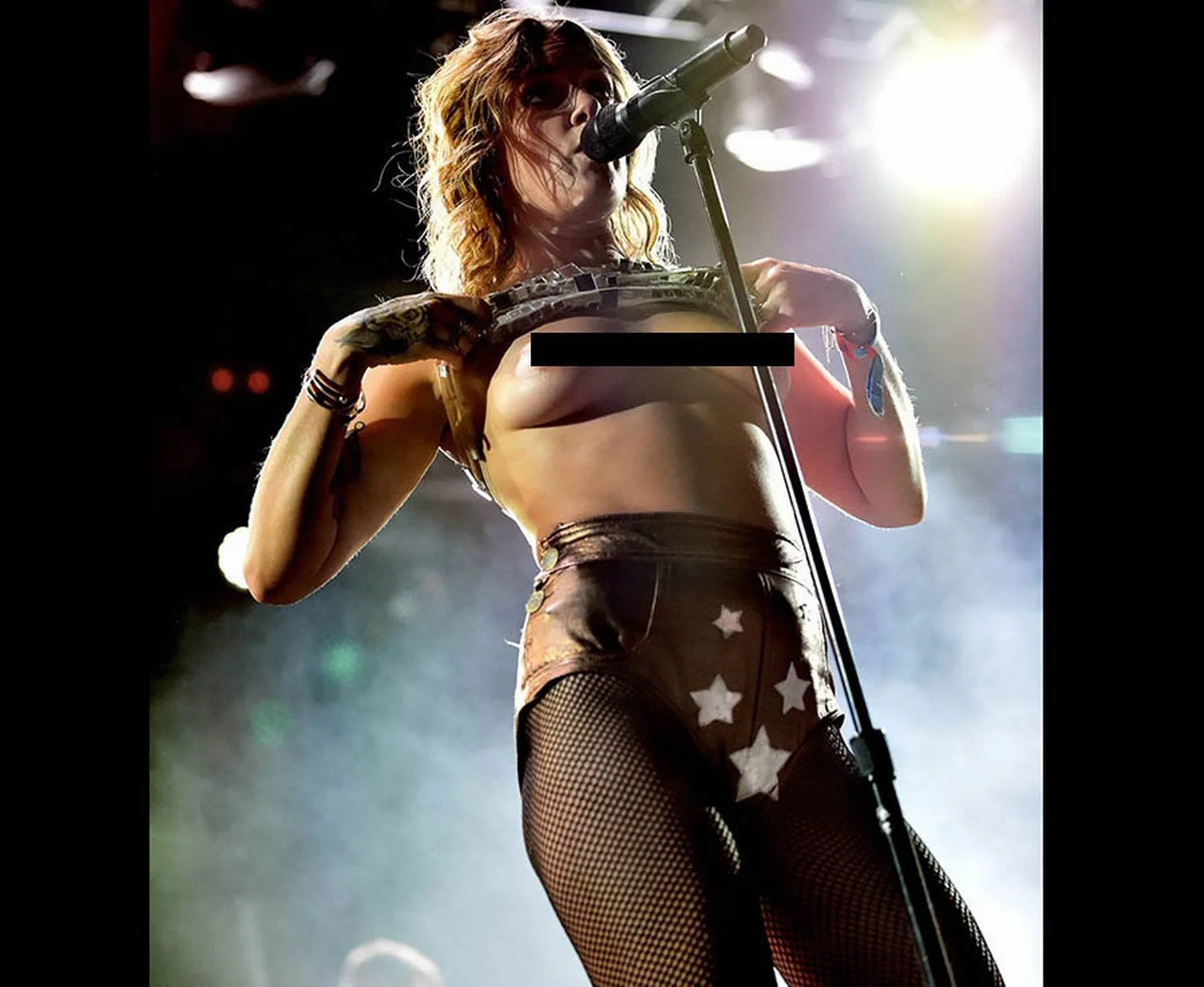 Туве Лу топлесс