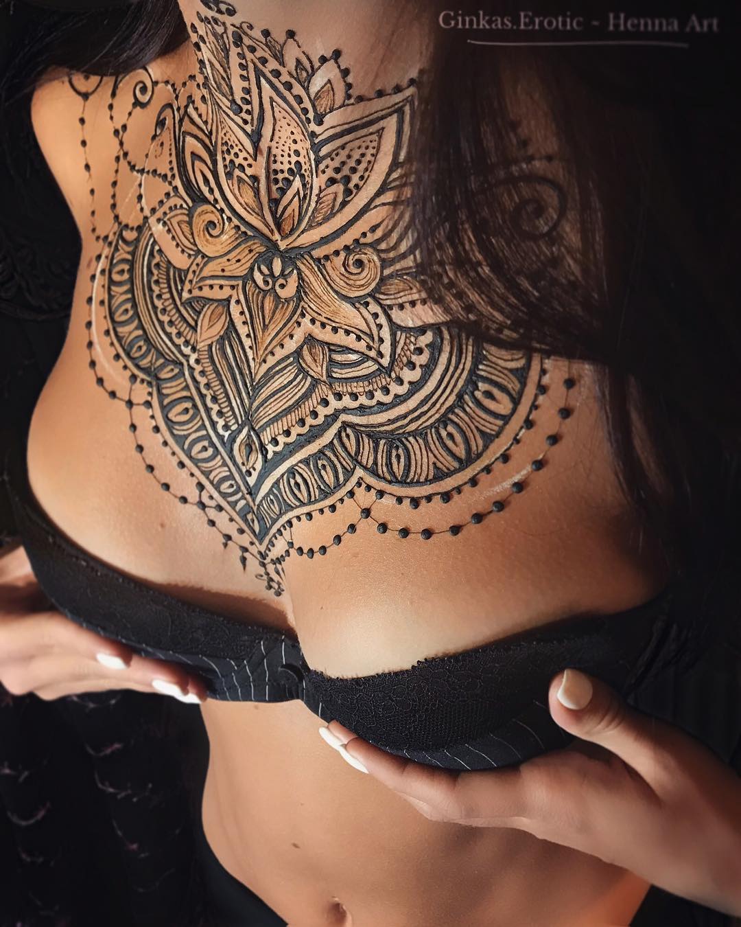 Тату на декольте для девушек