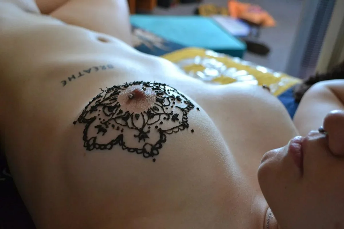 Татуировки на женской груди ню