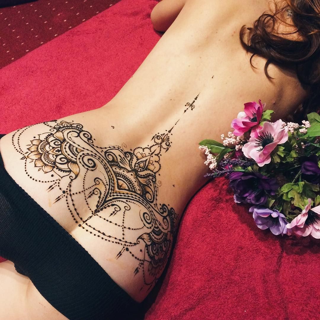 Мехенди на пояснице