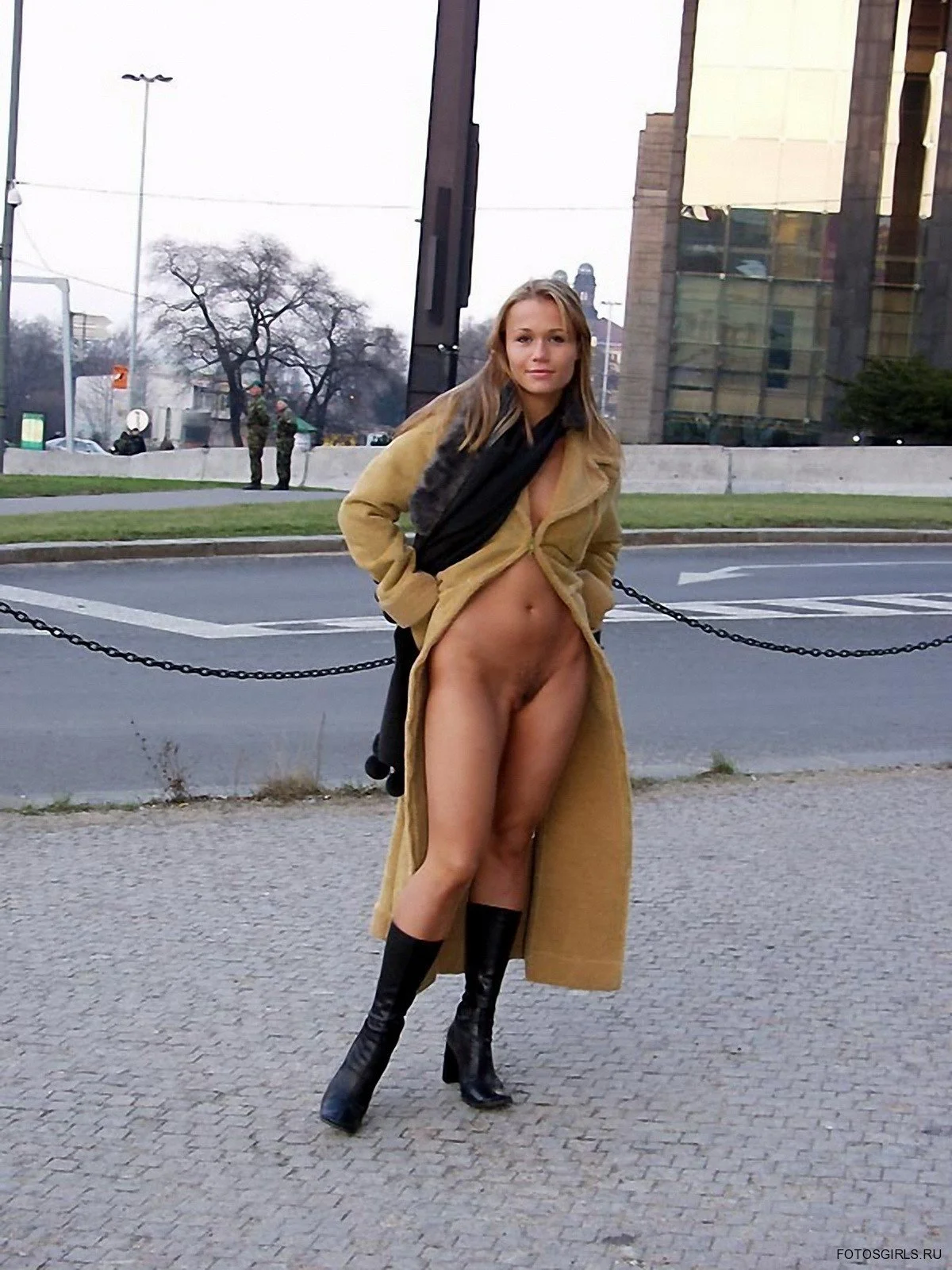 Энн Энджел голая в плаще