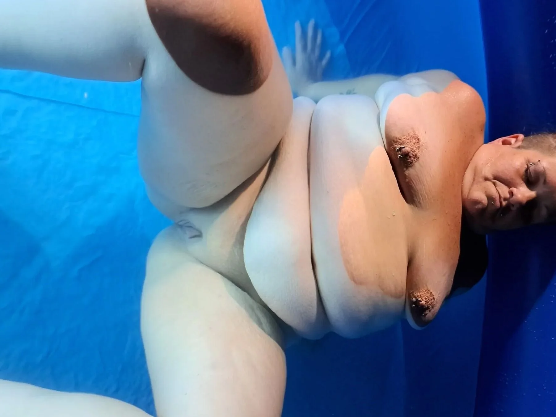 Голые толстушки под водой