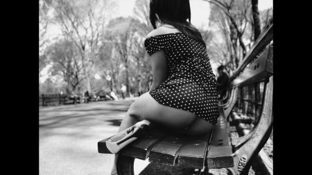 Девушка приподнимает платье