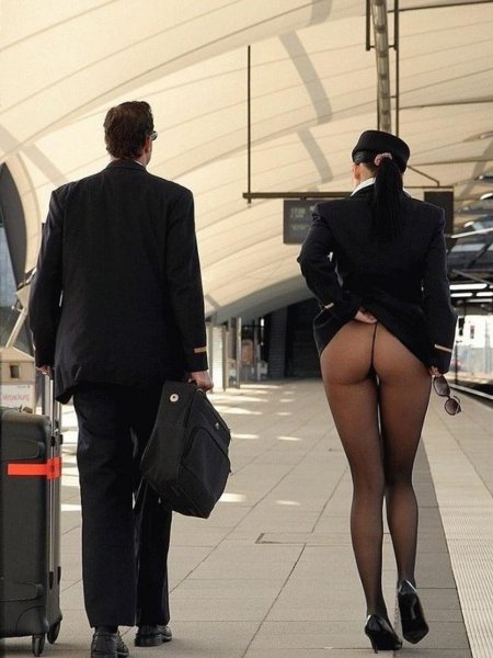 Стюардесса в колготках без трусов