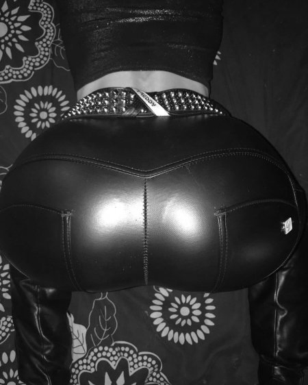 Попы школьниц в кожаных юбках