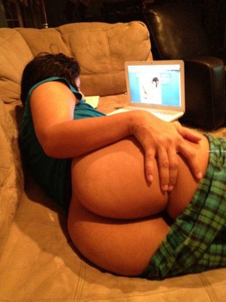 Юная с большой попой на диване