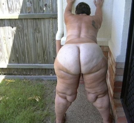 Жирные целлюлитные задницы на даче .