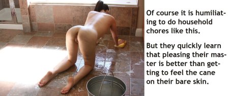 Девушка убирается нагишом