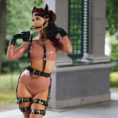 Бондаж пони плей девушка