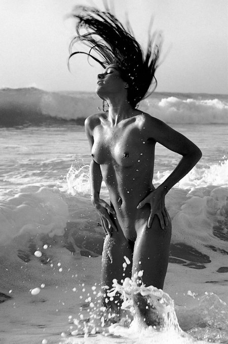 Красивая нимфа на пляже эро