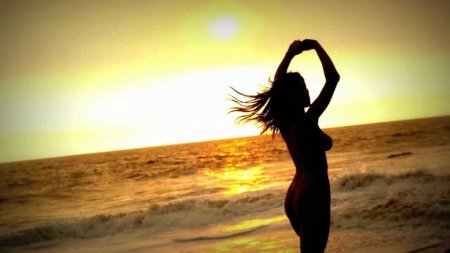 Голенькие девчонки на пляже на закате