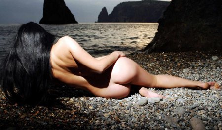 Брюнетка с длинными волосами ню