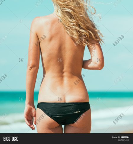 Голые молодые женщины блондинки стоят спиной