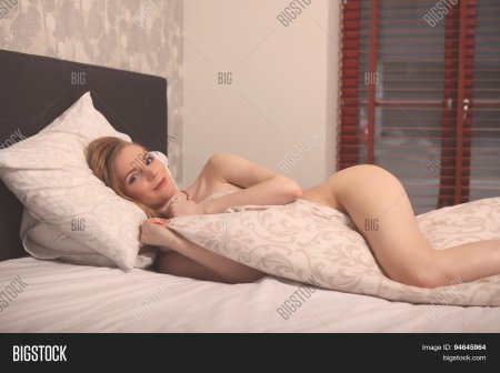 Голая на стеганом одеяле