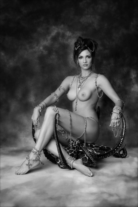 Голые женщины в украшениях