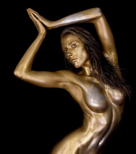 Фотосессия nude в золотой краске