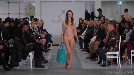 Разделась на показе мод