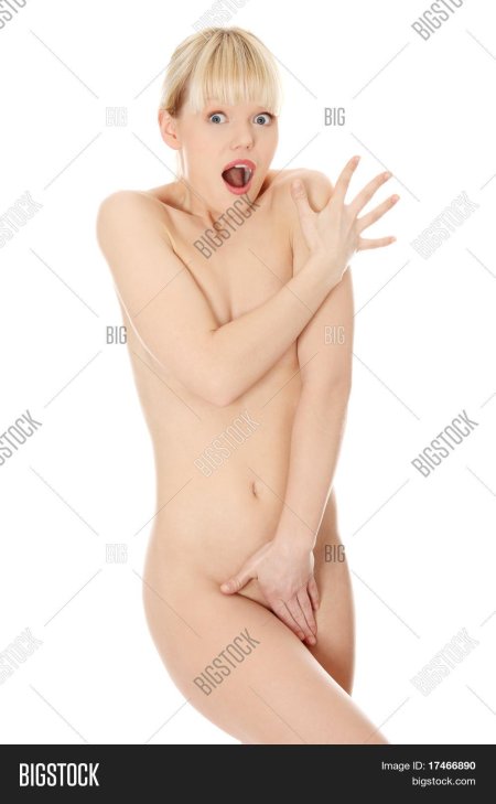 Испуганная голая прикрывается