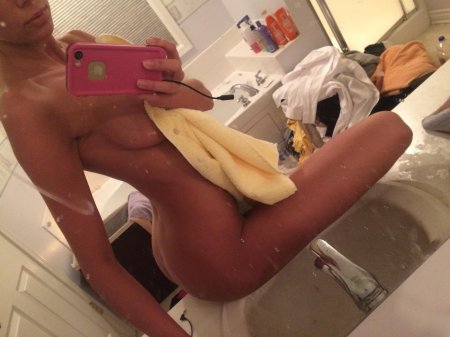 Частное селфи в полотенце ню