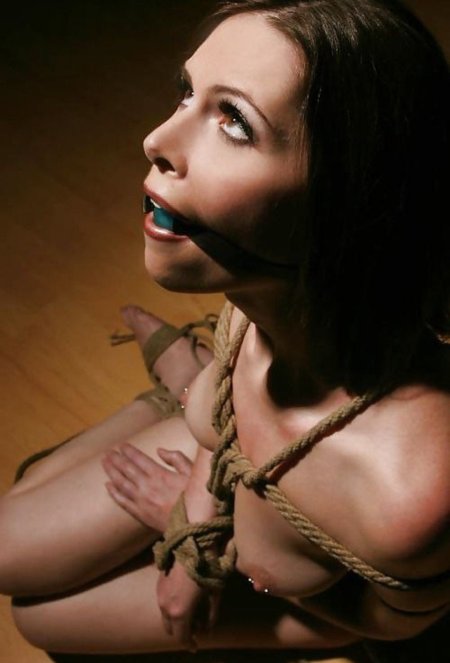 Девушка с заклеенным ртом бдсм