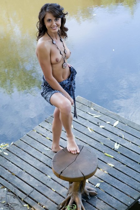 Голые красавицы босиком