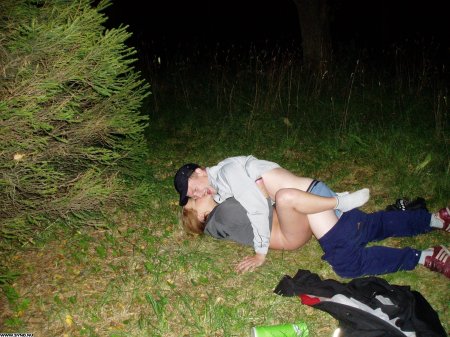 Раздели пьяную на природе