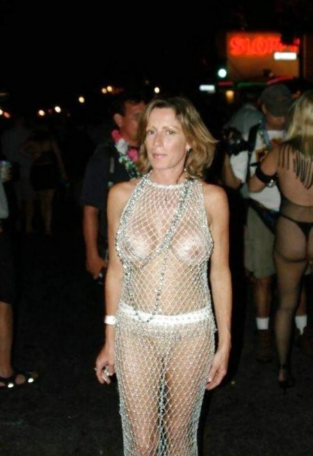 В прозрачном платье на публике