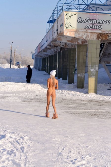Голые бабы зимой на улице