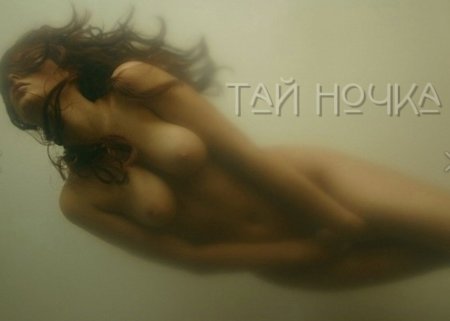 Красивые эротичные девушки в тумане