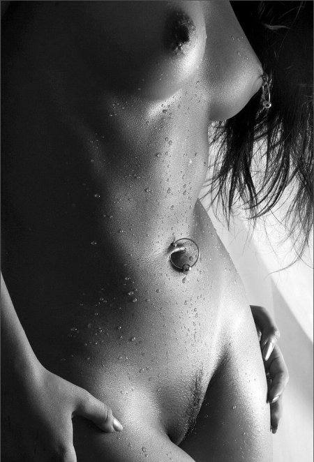 Оголила пупок